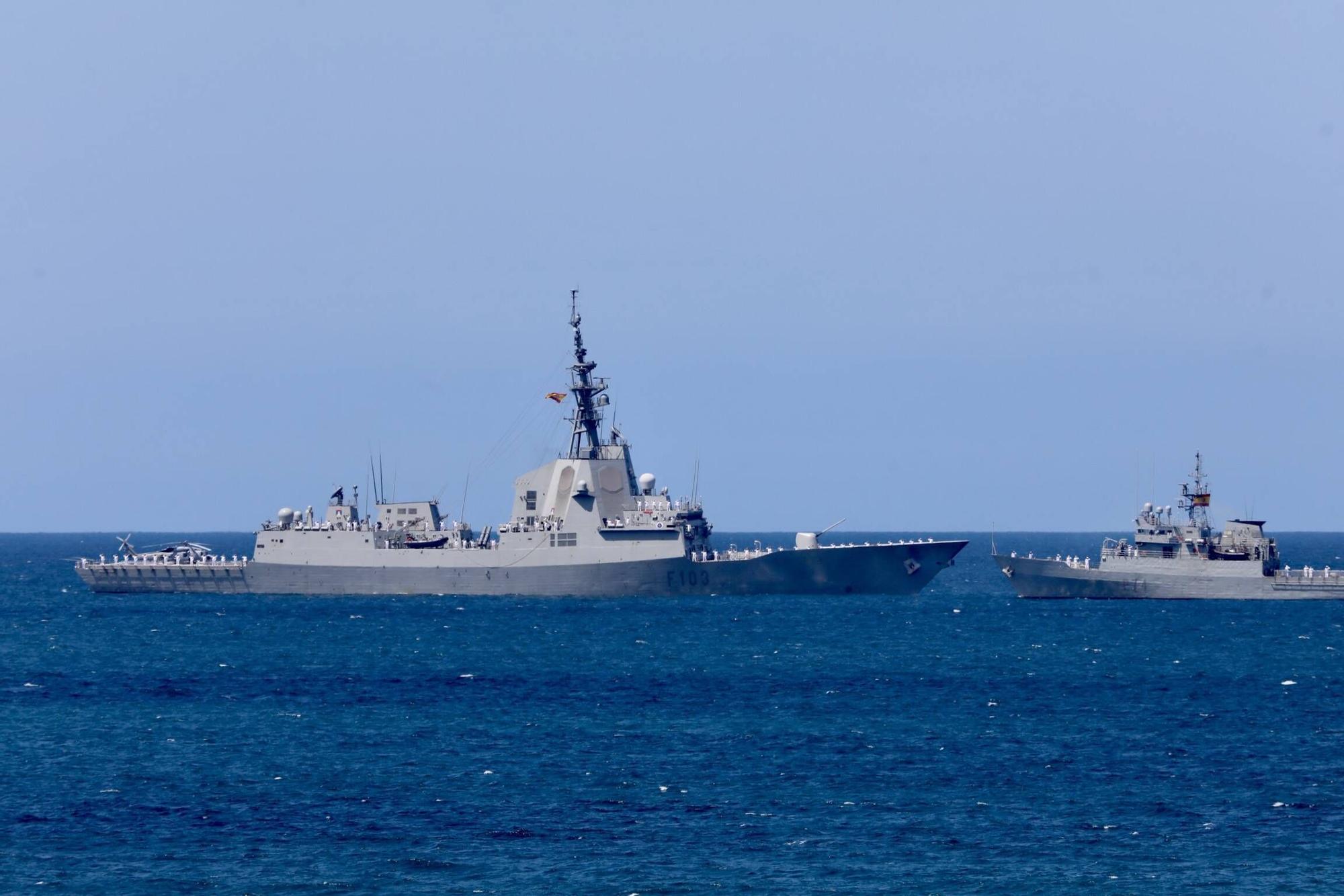 EN IMÁGENES: Así fue la revista naval  del Rey Felipe VI y la exhibición aérea en Gijón por el Día de las Fuerzas Armadas