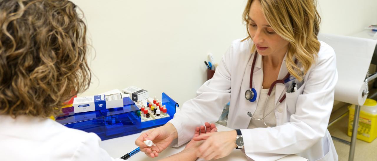 La alergóloga Beatriz Pola realiza una prueba de alergia a una paciente en su consulta