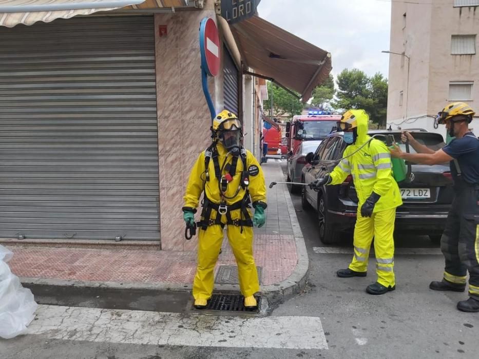 Los bomberos se preparan para acceder a la vivienda en la que se encuentran los cadáveres