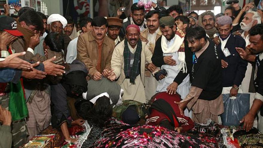 Simpatizantes de la ex primera ministra paquistaní Benazir Bhutto visitan su tumba durante la conmemoración del primer aniversario de su muerte, en Gari Khuda Buksh (Pakistán), el 27 de diciembre de 2008. Bhutto murió en un atentado perpetrado el 27 de diciembre de 2007 durante un mitin electoral en Rawalpindi. Reuters