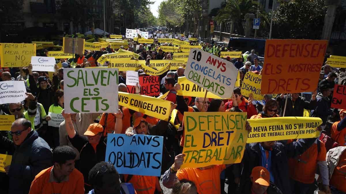 Manifestación del sector de atención a personas con discapacidad intelectual y especiales dificultades para exigir más recursos.