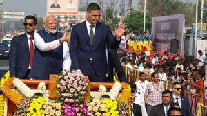 El primer ministro indio, Narendra Modi, y el presidente del Gobierno de España, Pedro Sánchez, surcan las calles de la ciudad de Vadodara (India)
