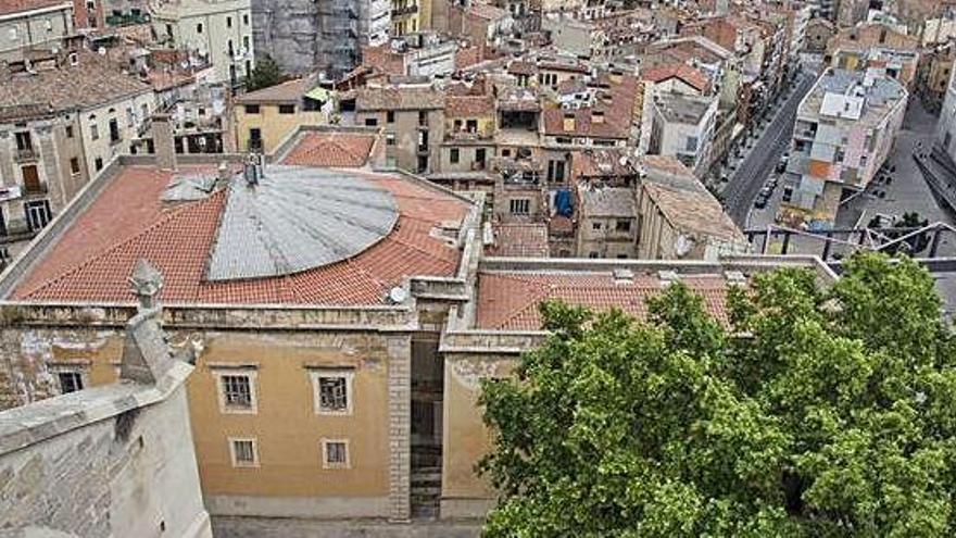 Vista des del terrat del campanar de la Seu dels antics jutjats i les finques annexes on anirà la futura seu