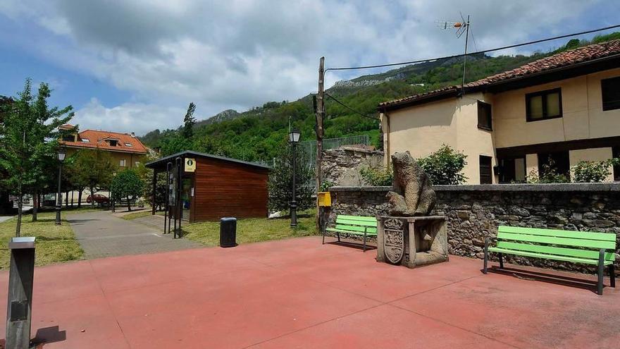 La zona de lectura donde se instalará la biblioteca al aire libre de Felechosa.