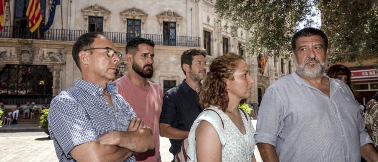 Jurado y Jarabo, con otros miembros de Podemos, ayer por la mañana con caras de circunstancias.  | B.RAMON