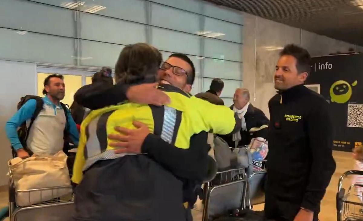 Regresan los bomberos de Madrid desplazados a Mozambique tras las graves inundaciones del país.