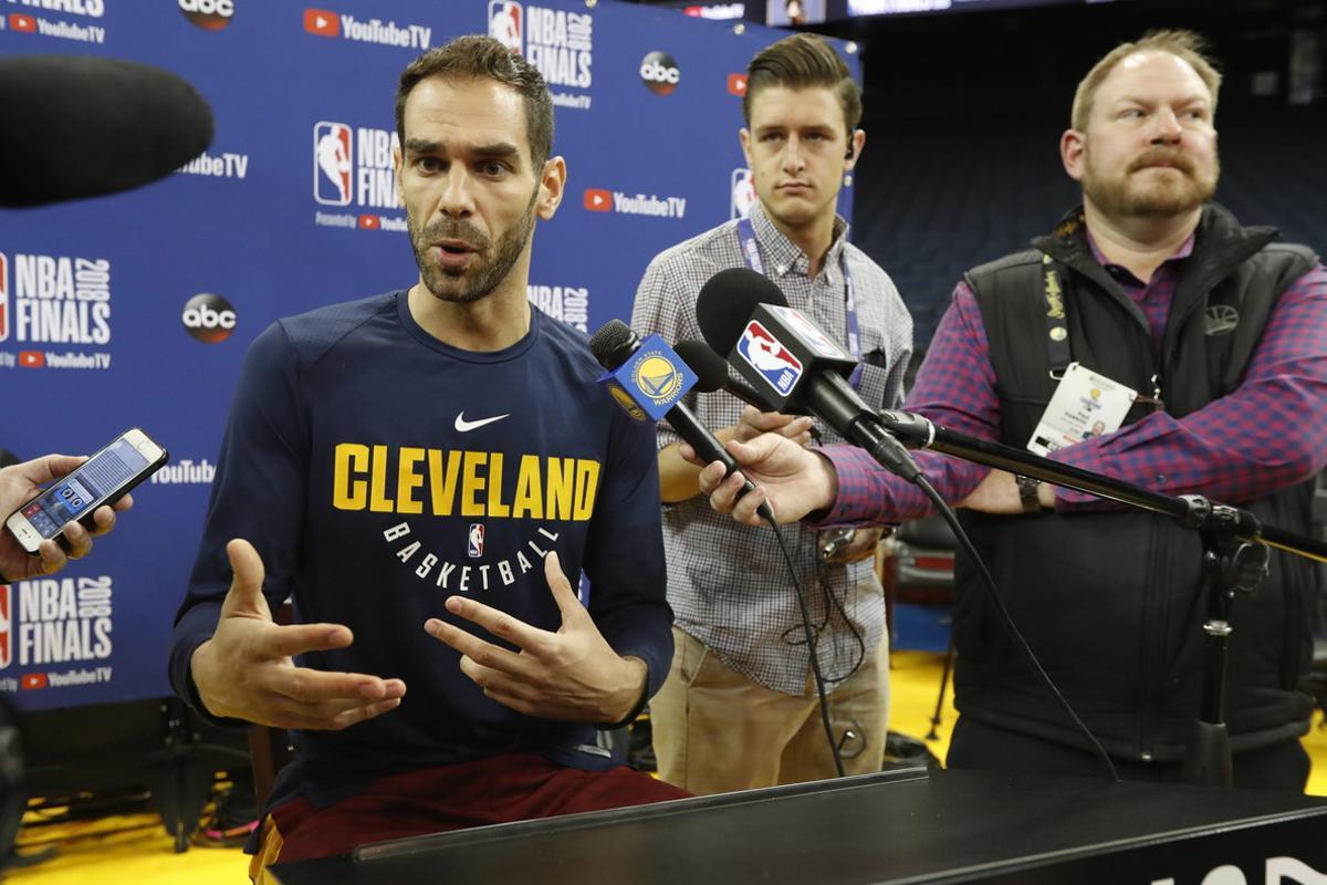 OAK14. OAKLAND (EE.UU.), 30/05/18.- Jose Calderón de Cavaliers participa en el día de prensa del equipo en las finales de la NBA hoy, miércoles 30 de mayo de 2018, en Oakland (Estados Unidos) . Los Warriors enfrentarán a los Cavaliers en las finales de NBA. EFE/JOHN G. MABANGLO