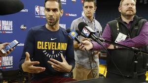 OAK14. OAKLAND (EE.UU.), 30/05/18.- Jose Calderón de Cavaliers participa en el día de prensa del equipo en las finales de la NBA hoy, miércoles 30 de mayo de 2018, en Oakland (Estados Unidos) . Los Warriors enfrentarán a los Cavaliers en las finales de NBA. EFE/JOHN G. MABANGLO