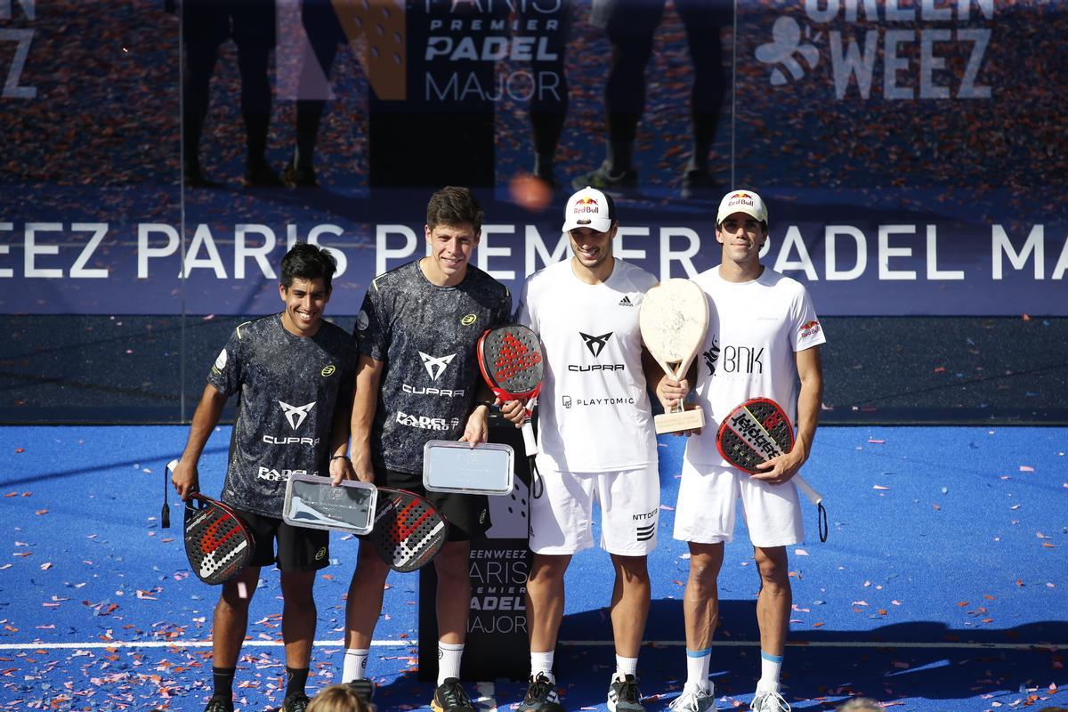 Los campeones y los finalistas en la Philippe Chatrier con sus trofeos