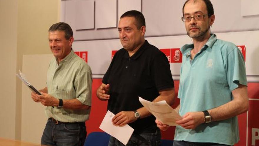 De izquierda a derecha, los socialistas Manuel Fuentes, Félix Rodríguez y Óscar Díez.