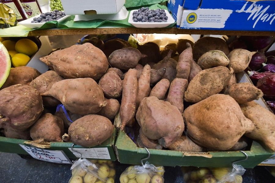 Jueves Santo en los mercados de la capital grancanaria