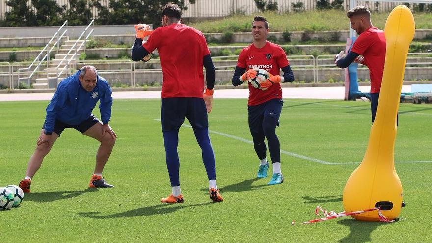 Paco Ruiz, agachado, en un entrenamiento.