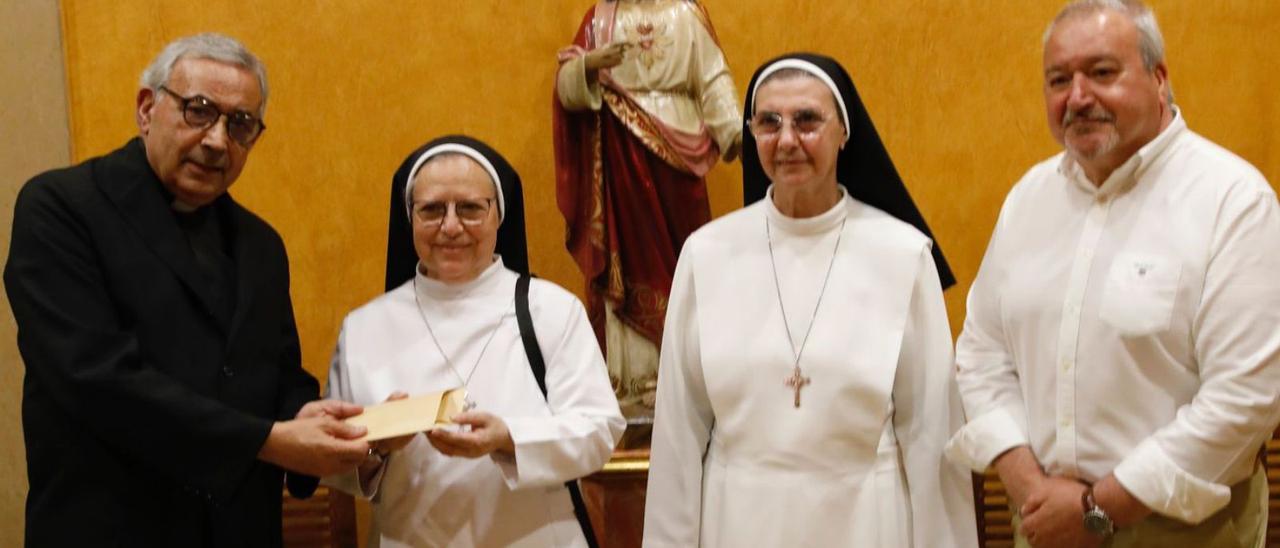 Por la izquierda, Manuel Robles, María Romero, María Dolores Soria y Mauricio Mata, ayer, en el salón de actos de la basílica del Sagrado Corazón de Jesús. | Ángel González