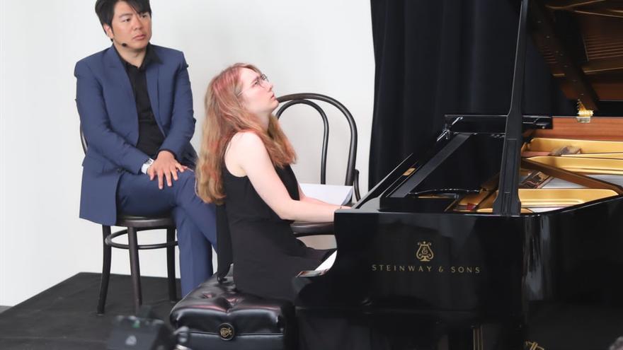 La joven pianista de Otos Deva Mira actúa en Suiza y Boston tras ofrecer un recital ante el Príncipe de Gales