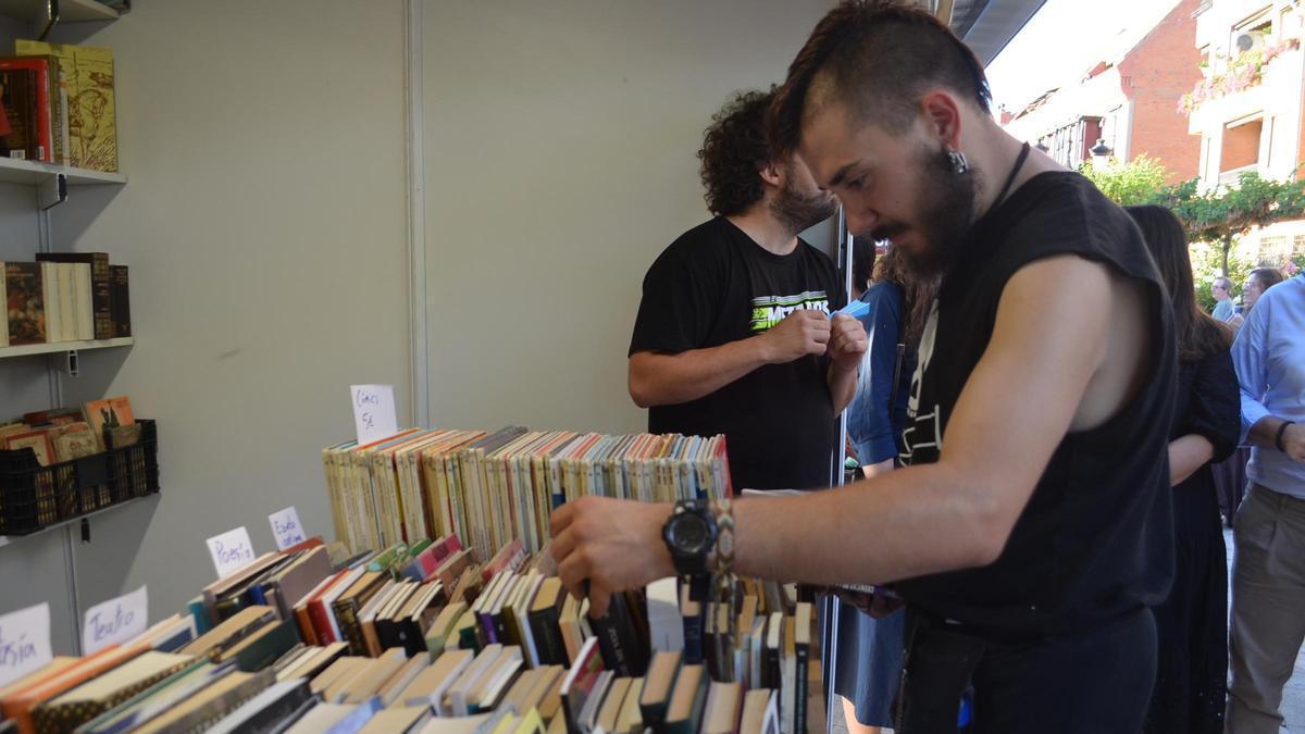 El truco para pagar menos por un libro: comparar el ISBN y no quedarse con la primera edición