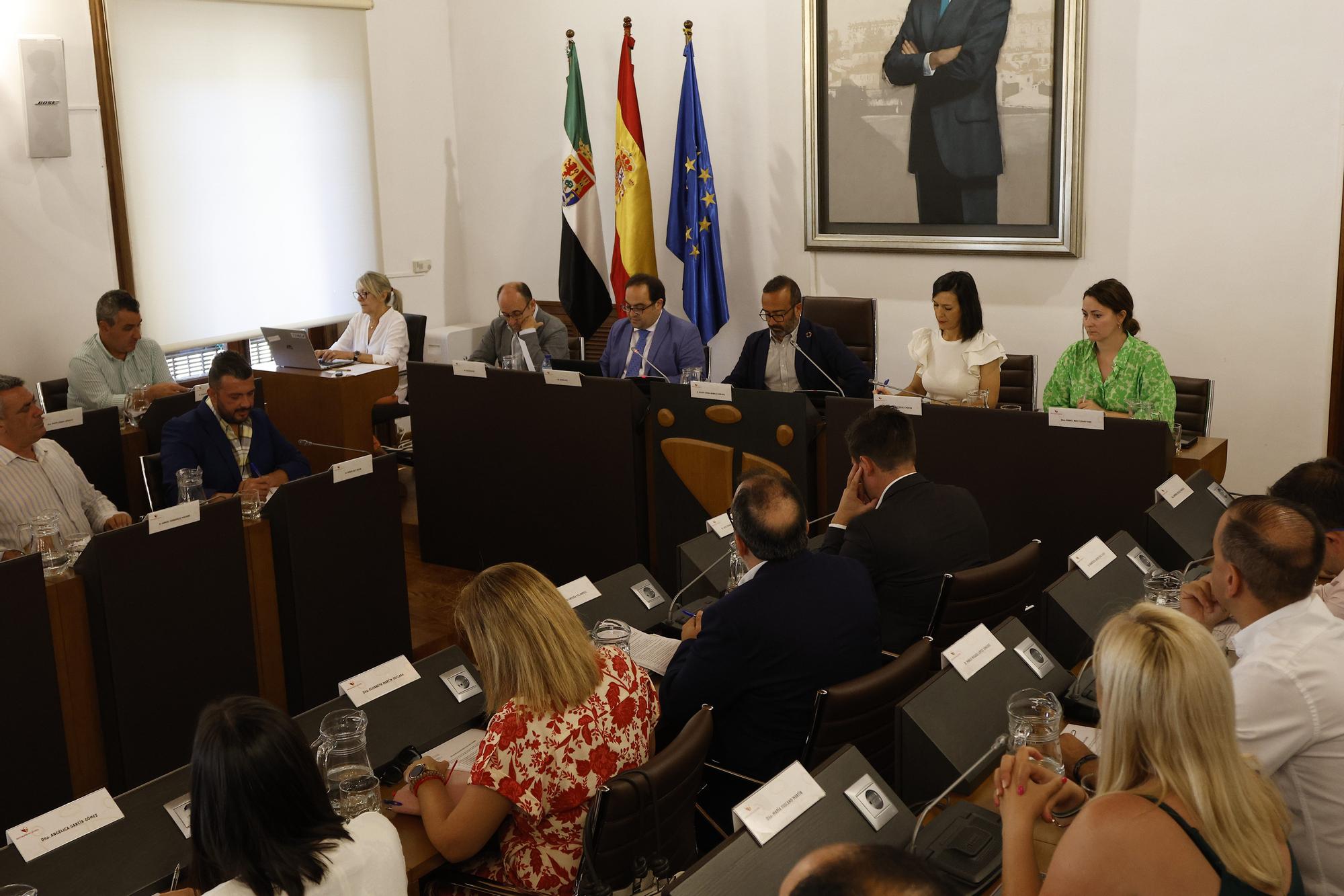 Fotogalería | Así fue el pleno de organización de la Diputación de Cáceres