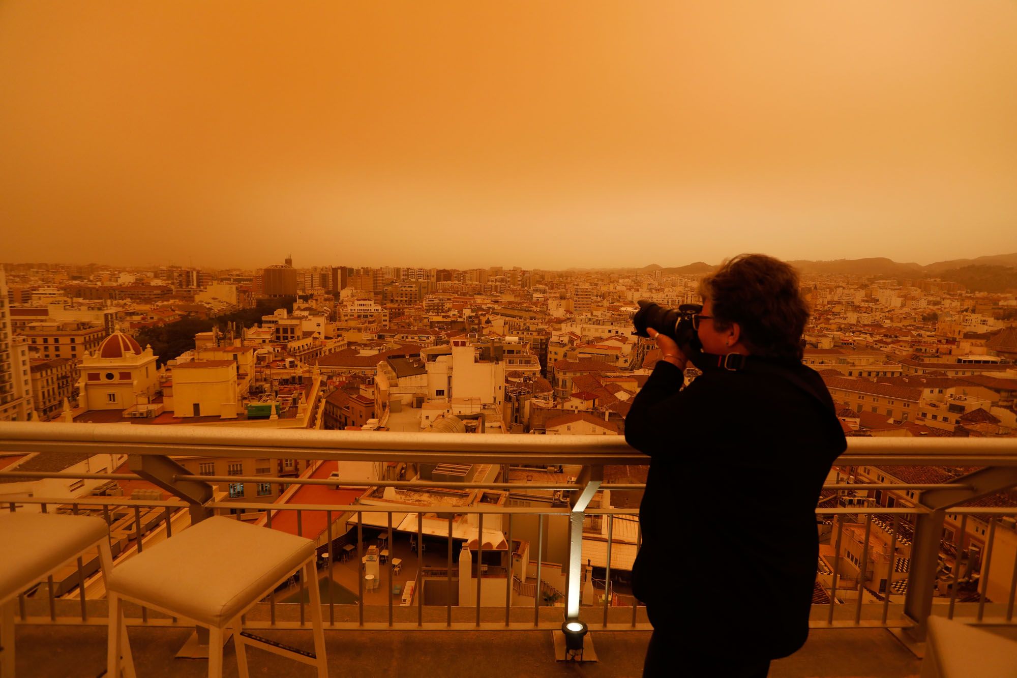 La calima vuelve a cubrir los cielos de Málaga