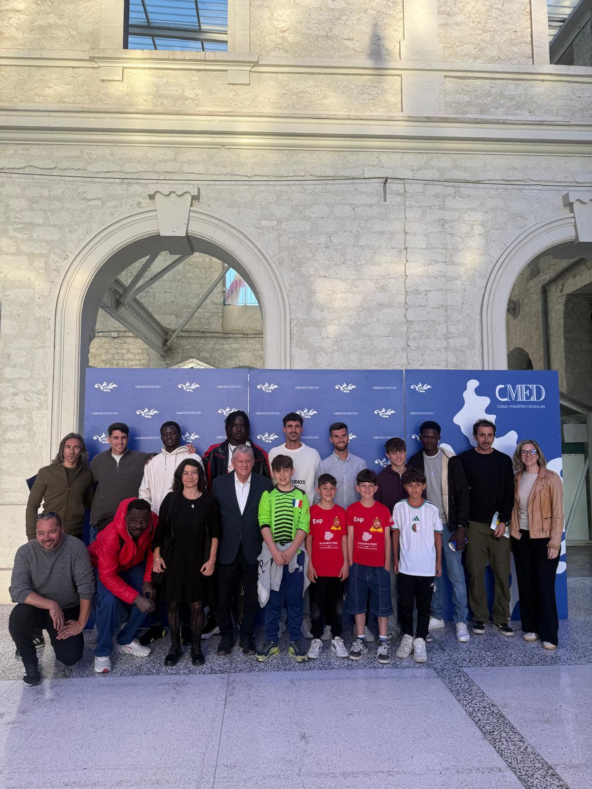 Colomina, Soldevila y Calavera, junto a organizadores y protagonistas de la exposición.