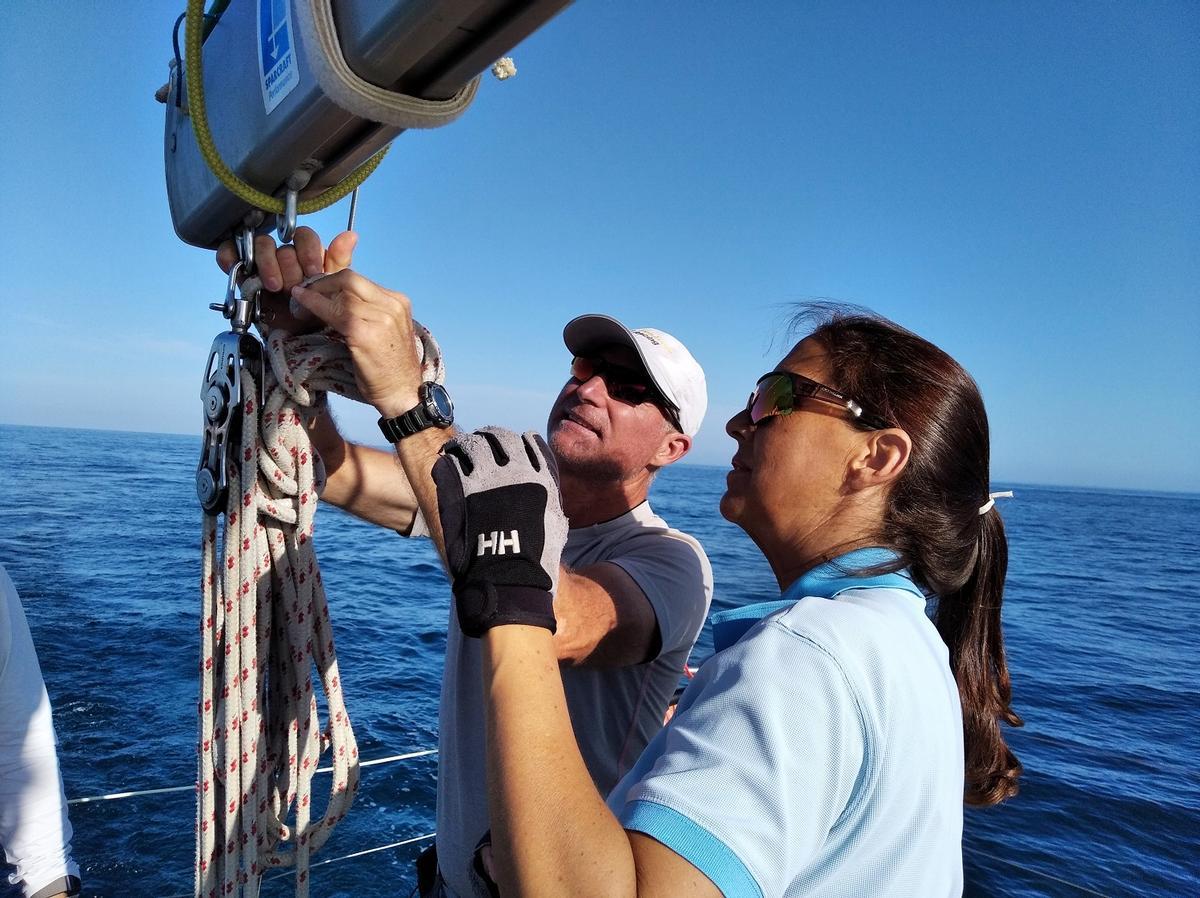 El campeón del mundo enseña a Silvia a atar cabos de forma eficaz.