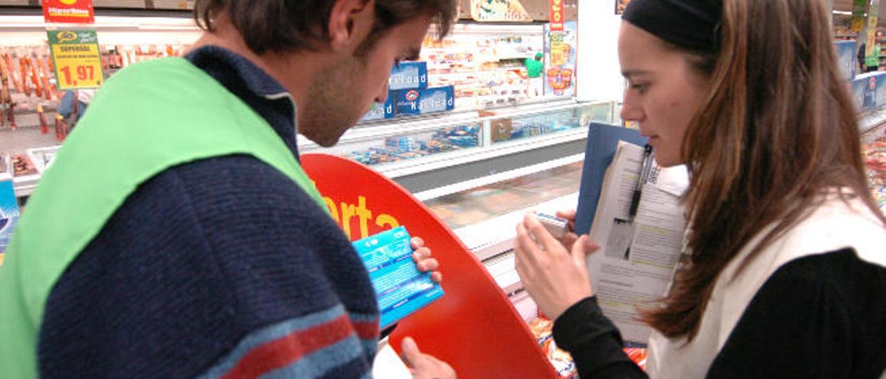 Una pareja se informa sobre la composición de un alimento congelado en un supermercado.