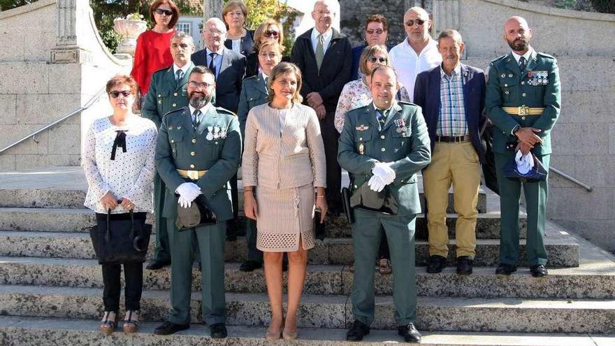 Efectivos de la Bemérita de Forcarei y personal de Correos, ayer, con la alcaldesa. // Bernabé / Ana Agra