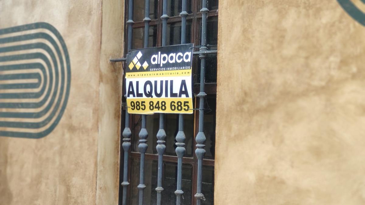 Cartel de 'Se alquila' en una vivienda en alquiler en Asturias, en una imagen de archivo.