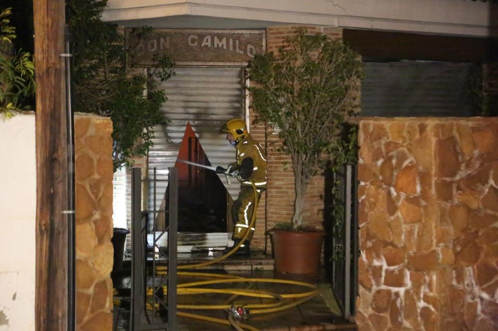 Los bomberos de Torrevieja y Almoradí han podido sofocar las llamas en el incendio de una pizzería en Torrevieja