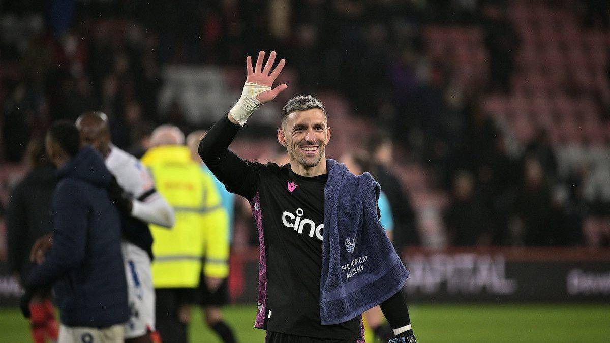 Vicente Guaita saluda a la afición del Crystal Palace