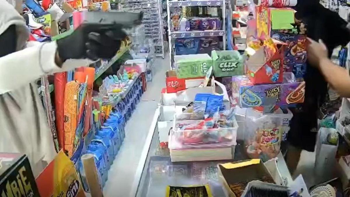 Imagen de la cámara de vigilancia del bazar de Los Palacios, atracado a punta de pistola