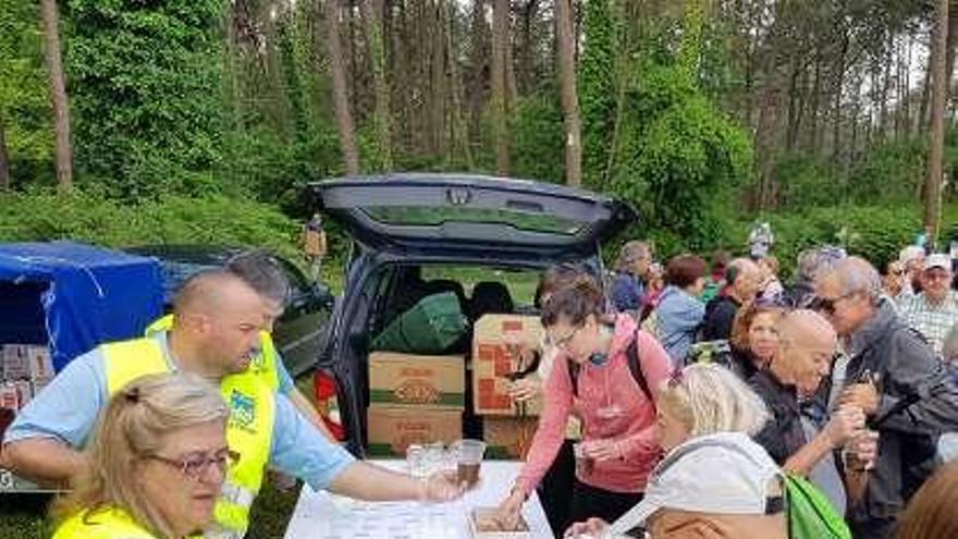 &quot;Peña Furada&quot; difunde el paisaje de la costa naviega con su multitudinaria marcha anual