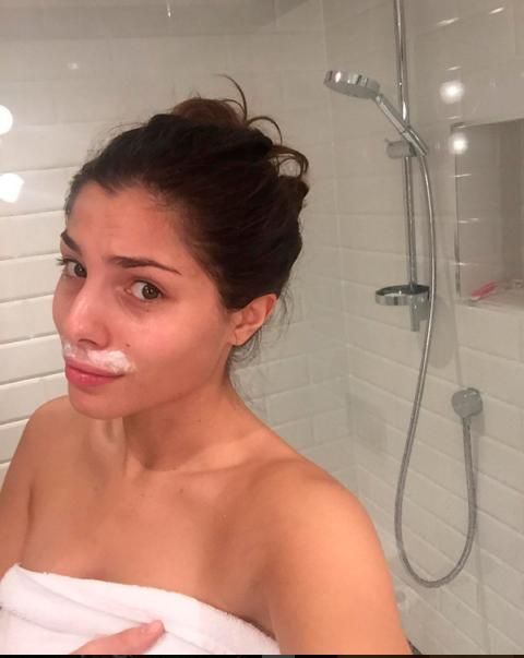 Stina Sanders muestra como se depila el bello facial en su Instagram