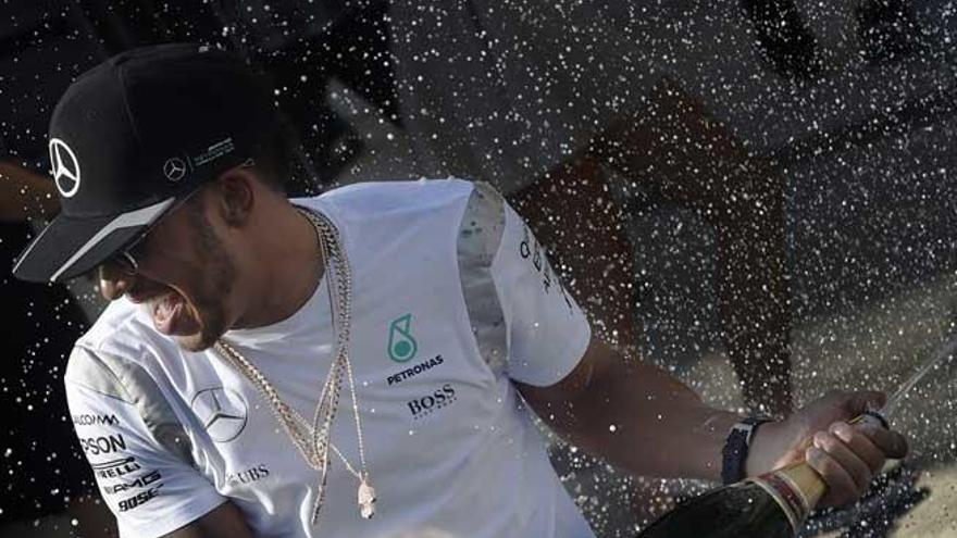 Hamilton celebra su liderato.