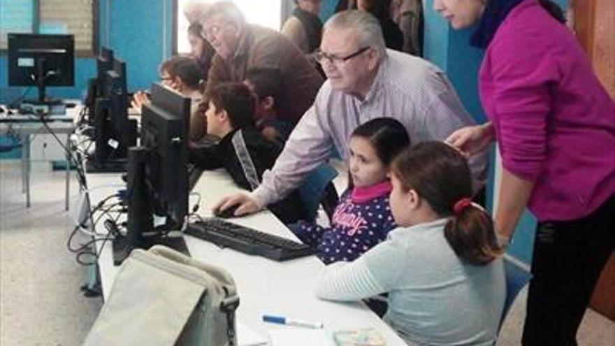 Los mayores aprenderán informática de nivel básico en clases gratis con monitor