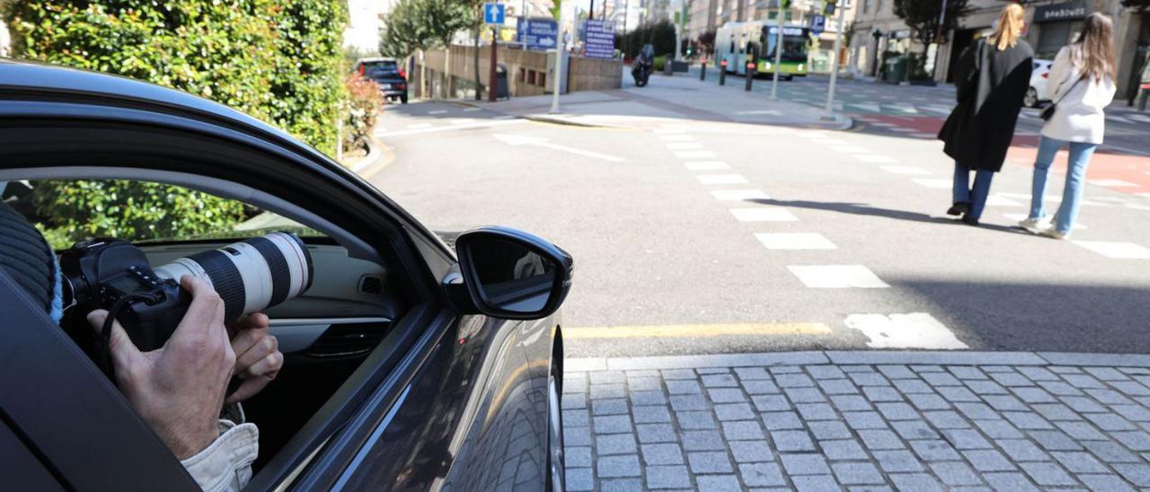 Un detective privado, sacando fotos con su cámara desde un coche.