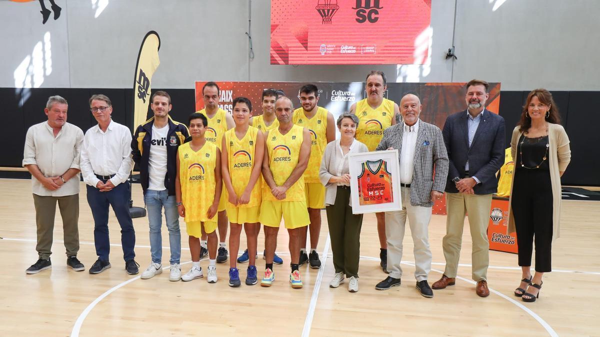 Representantes del Valencia BC y de MSC, con el equipo Aderes de Burjassot