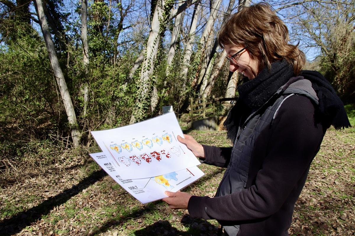 Una miembro del Grup de Defensa del Ter muestra los análisis realizados.