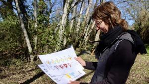 Una miembro del Grup de Defensa del Ter muestra los análisis realizados.