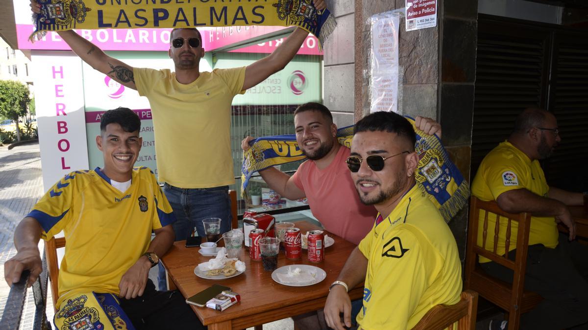 Un grupo de amigos amarillos almorzando en uno de los bares de Fondos de Segura