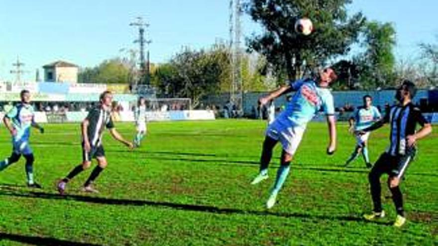 El Badajoz CF frena al Coria