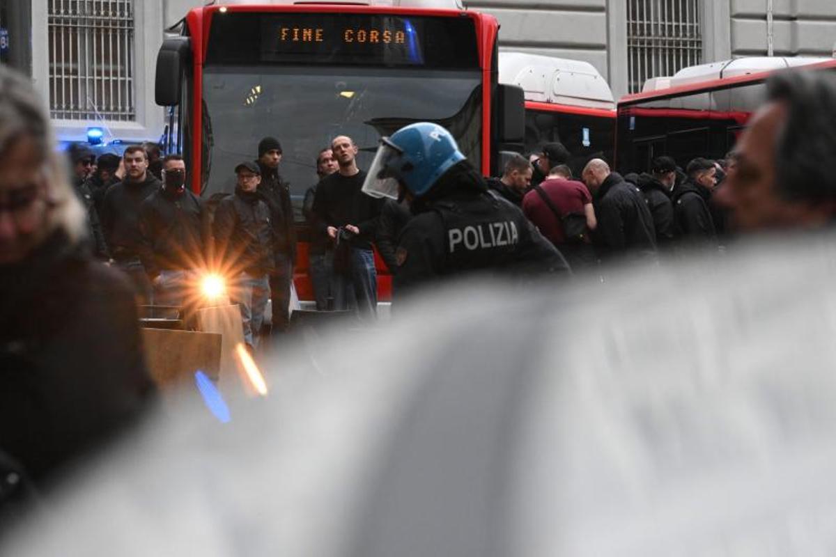 Las imágenes más impactantes de la brutal batalla campal en el centro de Nápoles