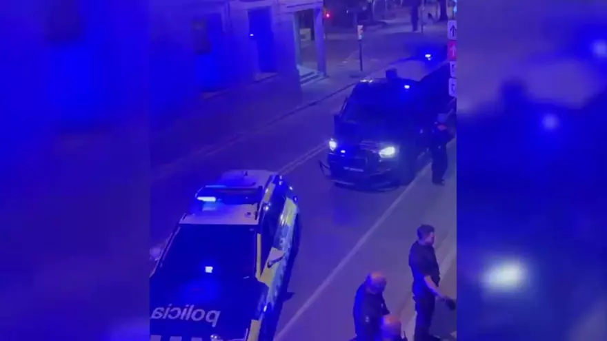 Vídeo | Una baralla a l'exterior d'un pub deixa dos ferits, un a cops d'ampolla al cap