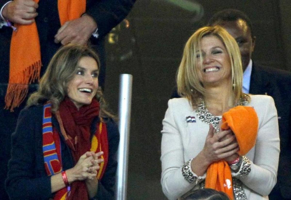 Letizia y Máxima de Holanda, en 2010, en la final del Mundial de Suráfrica.