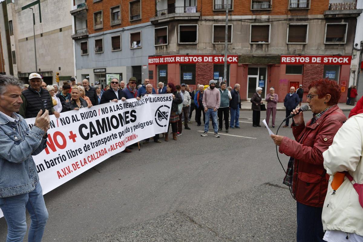 La protesta vecinal de La Calzada por los camiones en el barrio, en imágenes La protesta vecinal de La Calzada por los camiones en el barrio, en imágenes
