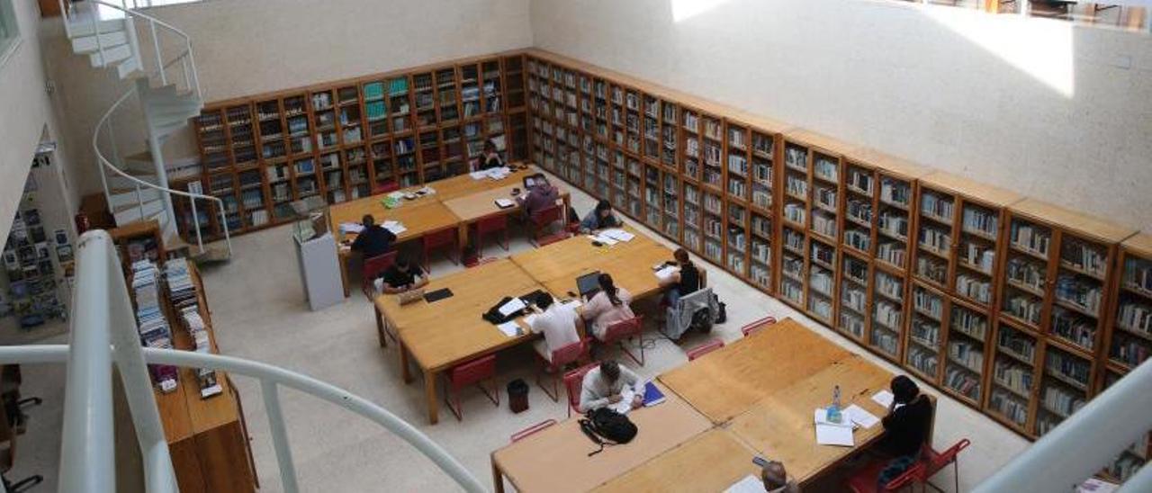 Estudiantes, ayer, en la biblioteca de la Casa da Cultura de Cangas.   |  FDV
