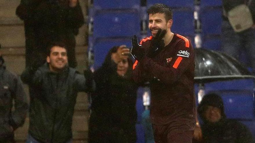 Piqué salva al Barça en Cornellá