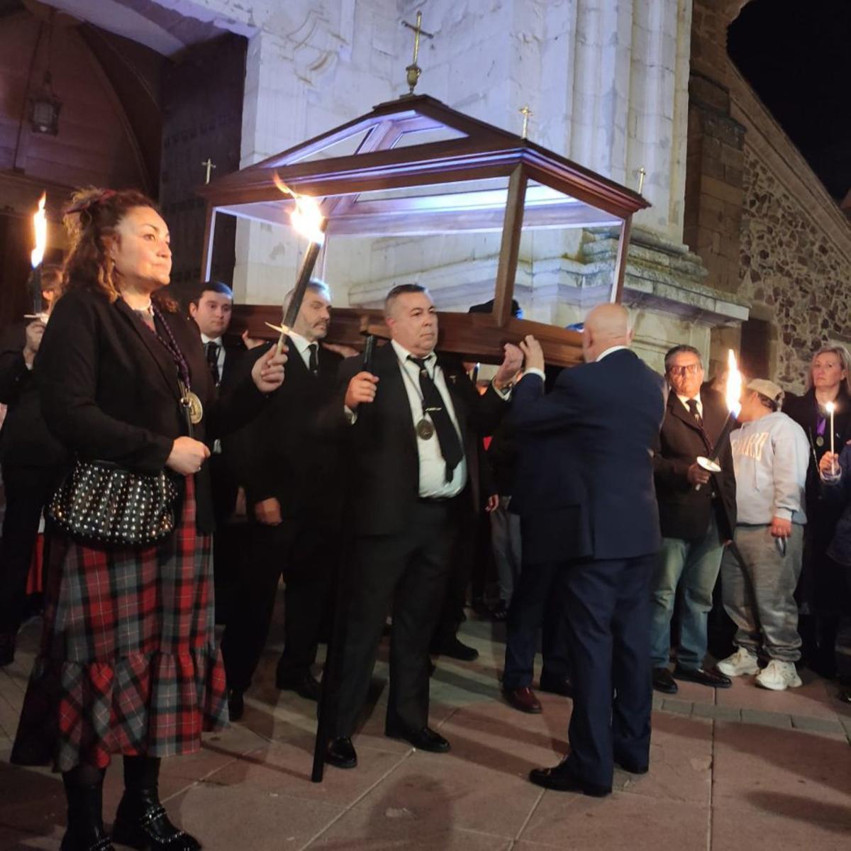 La urna sale de la iglesia de Santa María. | E. P.