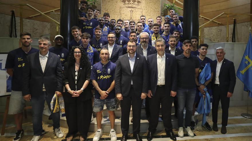 Este fue uno de los grandes momentos en la celebración del Real Oviedo: &quot;Presidente, prométame una estatua de Santi Cazorla&quot;
