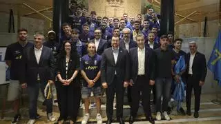 Este fue uno de los grandes momentos en la celebración del Real Oviedo: "Presidente, prométame una estatua de Santi Cazorla"
