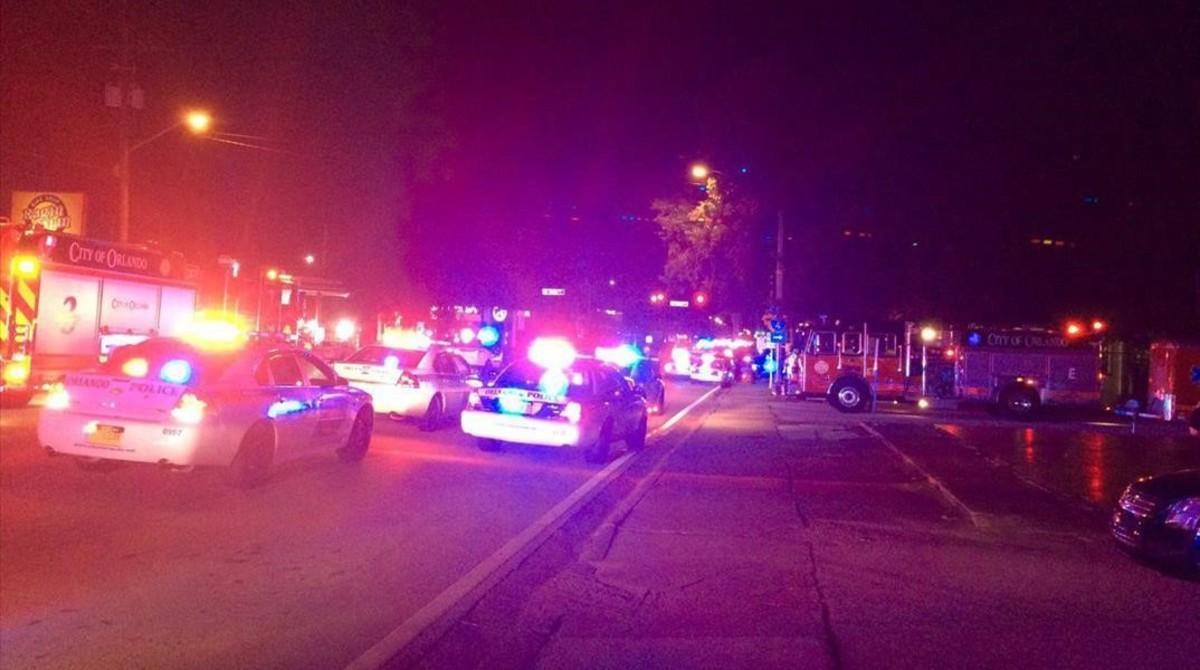 Vehículos policiales en la escena del tiroteo en Orlando, en la madrugada de este domingo. Vehículos policiales en la escena del tiroteo en Orlando, en la madrugada de este domingo.