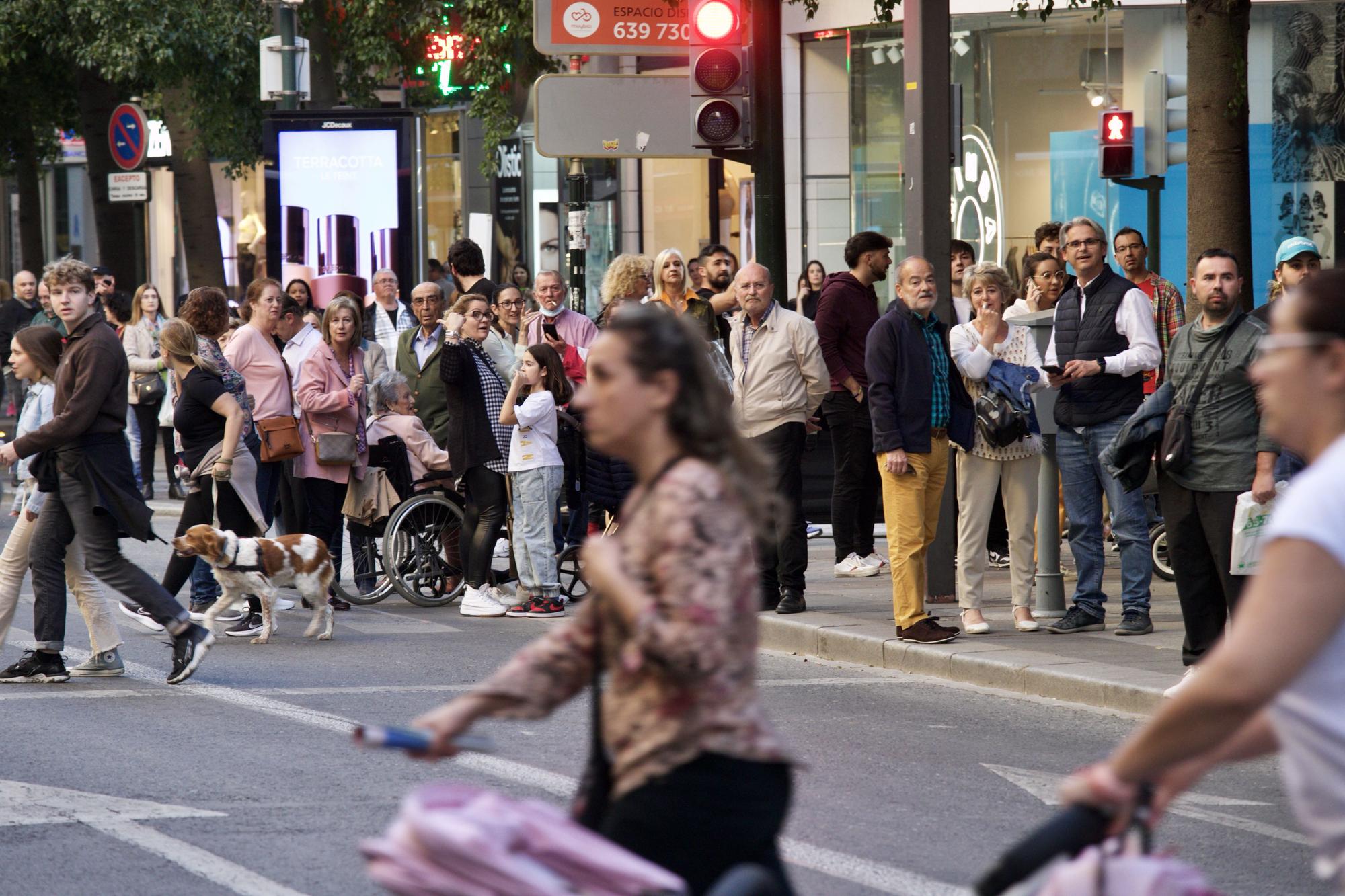 Las imágenes del incendio de un coche en plena Gran Vía de Murcia